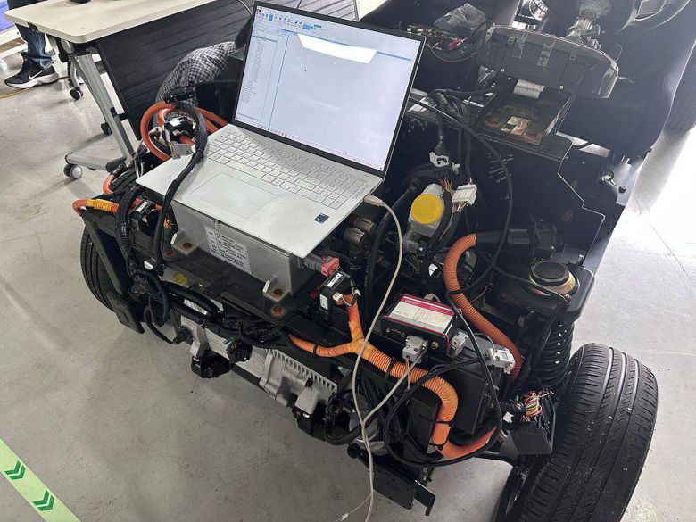 메타모빌리티 엘리케어로 전기차의 이상 징후를 감지하는 모습 / 출처=메타모빌리티