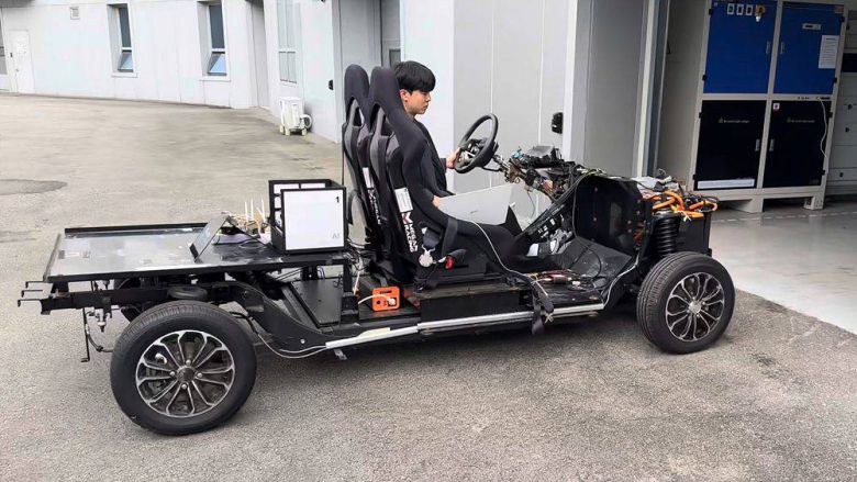 엘리케어를 전기차에 장착해 성능과 효용을 실증하는 모습 / 출처=메타모빌리티