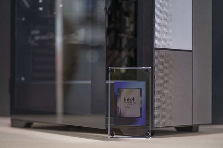 인텔 코어 울트라 시리즈 2는 올해 초 출시한 데스크톱 CPU다. 출시 시점이 적당히 지나 성능 최적화 및 조율이 잘 된 상황이다 / 출처=IT동아
