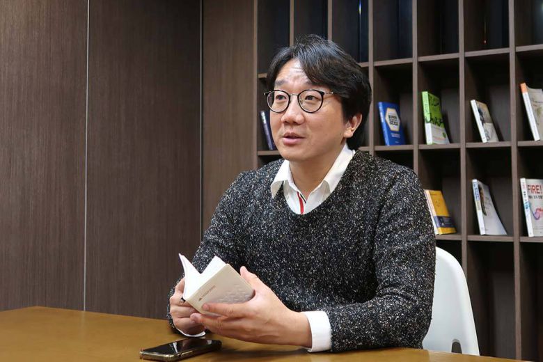 스타트업과의 협업에 대해 설명하는 이승환 책임 / 출처=IT동아