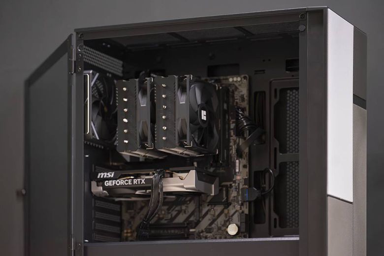 완성된 조립 PC, ATX 보드에 미들타워 데스크톱을 사용해 내부 여유 공간이 넉넉한 모습이다 / 출처=IT동아