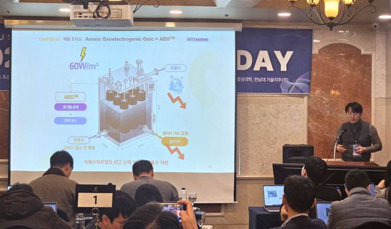 미생물 전기화학 기반 하·폐수 처리 솔루션을 소개하는 정석희 전남대 환경에너지공학과 교수 / 출처=IT동아
