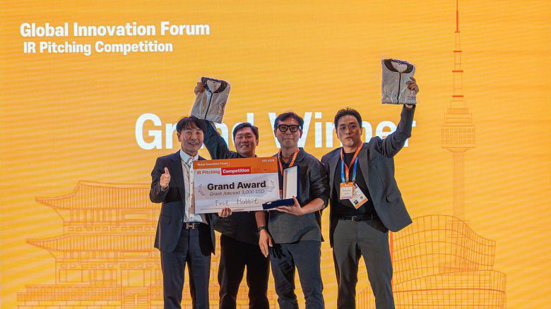 글로벌 이노베이션 포럼에 방문한 관계자들이 기념 촬영 중이다 / 출처=SBA