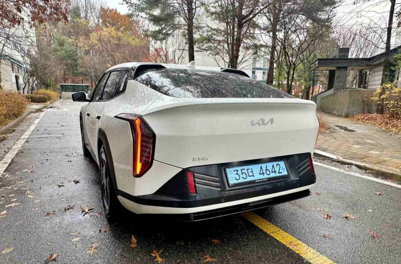 기아 EV4 후면부 / 출처=IT동아