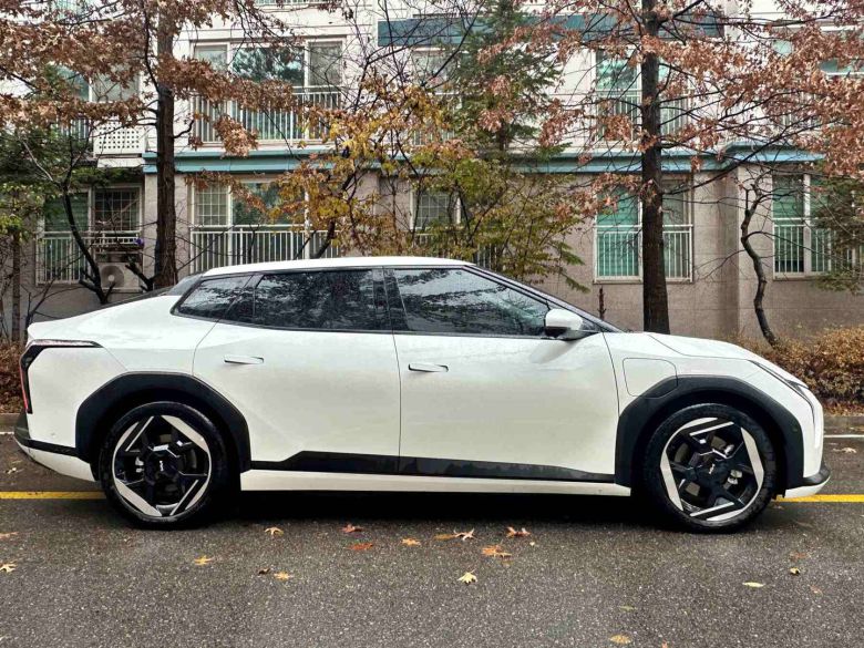 기아 EV4 측면부 / 출처=IT동아