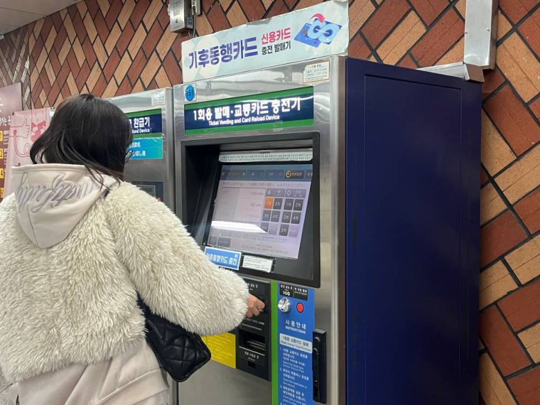 외국인은 기존 현금 전용 키오스크를 찾는 경우가 많았다 / 출처=IT동아