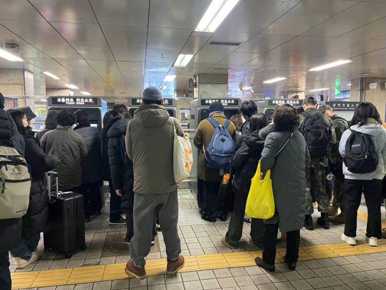 신형 교통카드 키오스크를 이용하는 모습 / 출처=IT동아