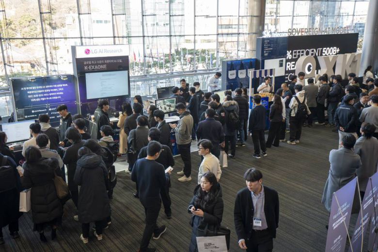 독자 AI 파운데이션 사업이 당초 계획과 다르게 진행되며 개발자들 사이에서도 사업의 방향성과 목표에 대한 논란이 이어지고 있다 / 출처=IT동아