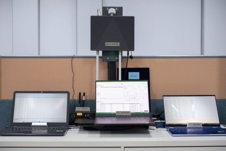 LTE-V2X 무선 통신을 통한 표준적합성 확인용 기준 장비, 자율주행 차량의 신뢰성을 확인하는데 사용된다 / 출처=IT동아