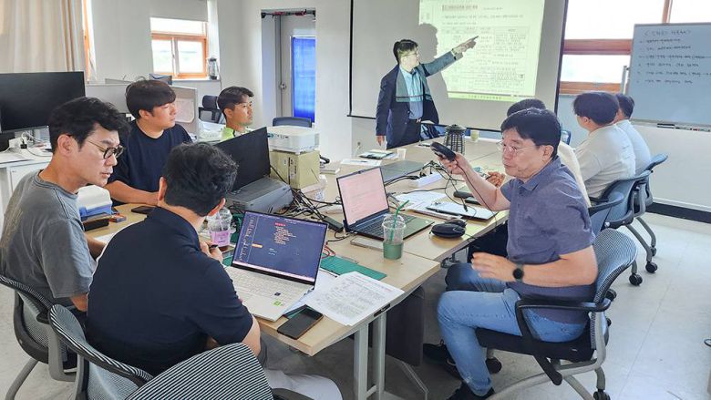 사람과모빌리티와 SK텔레콤 공공솔루션사업팀이 협업과 관련한 회의를 진행 중이다 / 출처=사람과모빌리티