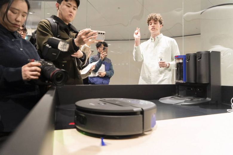 청소는 자체 배터리로 최대 200분 유지되며, 배터리가 부족하면 자동으로 스테이션으로 돌아가 먼지통을 비우고 급수 및 충전을 진행한다 / 출처=IT동아