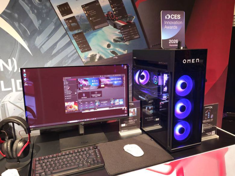 (왼쪽부터)’하이퍼엑스 오멘 OLED 27 QS’ 모니터와 ‘하이퍼엑스 오멘 맥스 45L’ 데스크톱 / 출처=IT동아