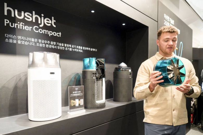 톰 비숍(Tom Bishop) 다이슨 홈 디자인 & 개발 엔지니어가 항공기 엔진을 본뜬 형태의 소형 공기청정기 허쉬젯 컴팩트를 소개했다 / 출처=IT동아