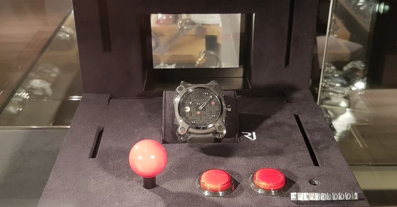 (긴자 백화점에서 직접 찍은 타이토 팩맨 시계. 상자에 스틱과 버튼이 장식되어 있는 게 인상적이다)