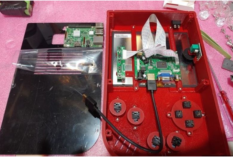 (8인치 LCD와 라즈베리파이3의 만남) / 콜렉터보다 플레이어로 님 사진 제공