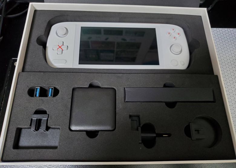 상자 구성. 한국 정발 버전은 약간 달라질 수 있다고 한다