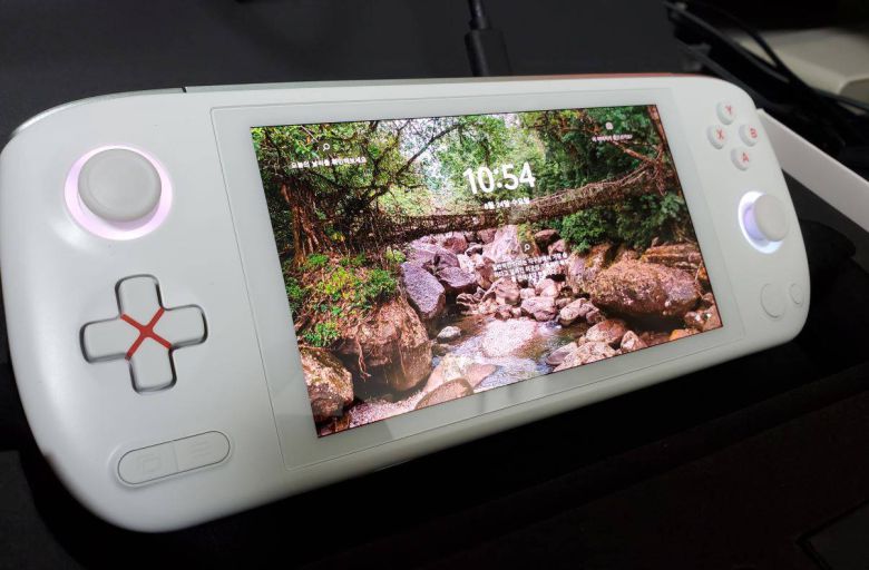 오른쪽 위의 전원 스위치를 누르면 윈도우 11 로그인 화면이 나온다