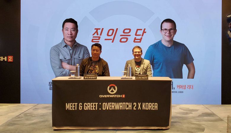 질의 응답에 응하고 있는 두 개발자