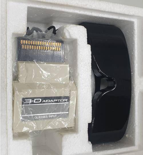 (뚜껑을 연 모습. 3D 글래스와 연결 유닛이다)