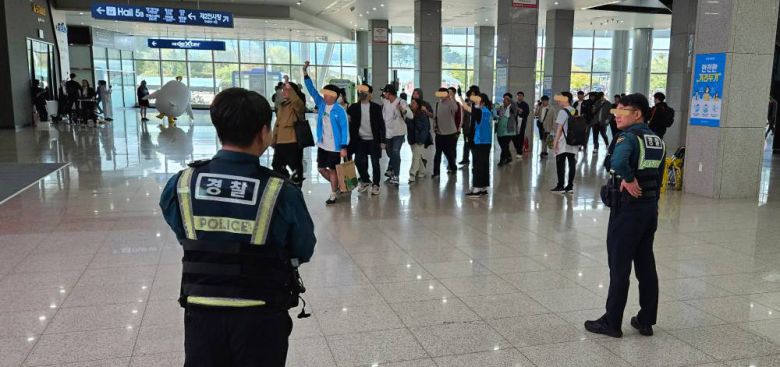 경찰 통제 하에 안전하게 입장이 진행됐다