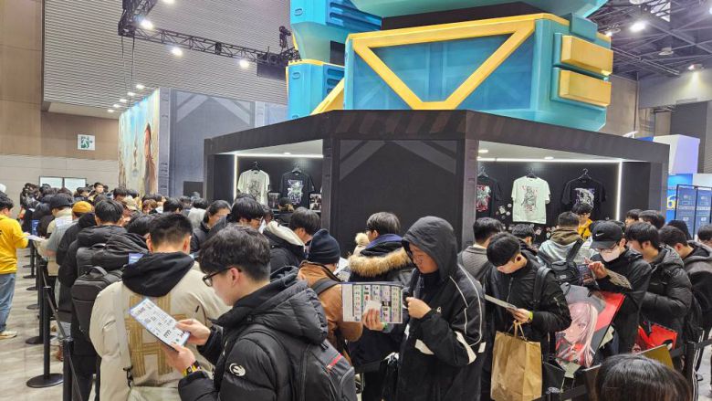 부스 뒤편 굿즈샵에도 긴 줄이 이어졌다