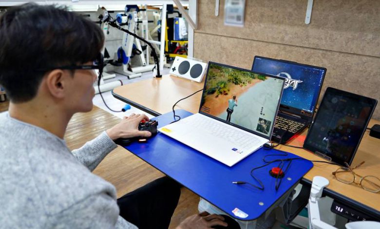 장애인 게임 보조기기 사용 모습