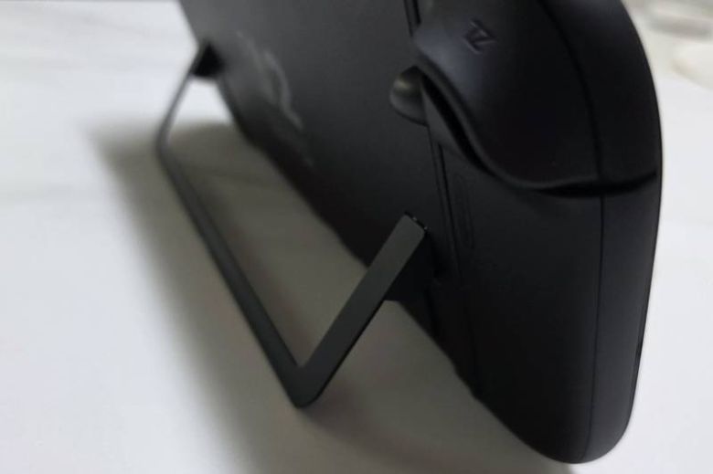 프리스탑 방식의 힌지로 쉽게 세워서 사용 할 수 있다.