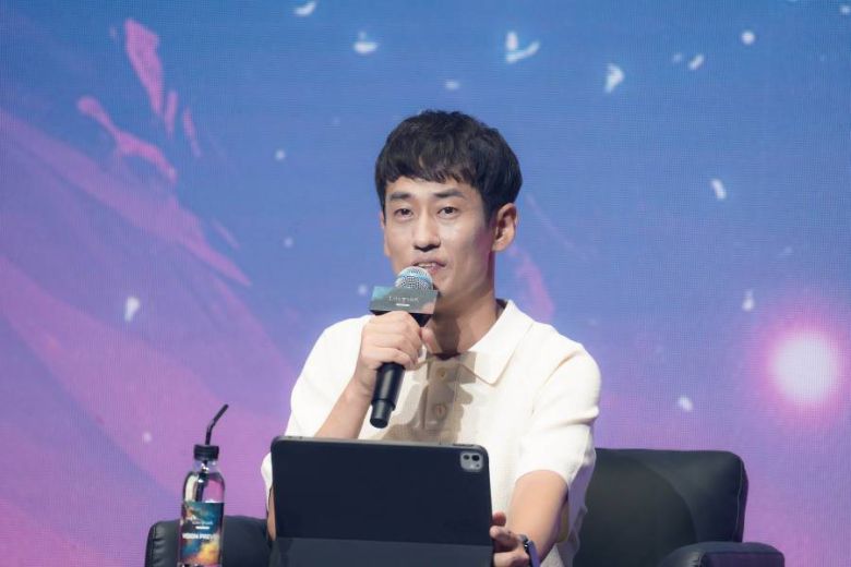 '로스트아크 모바일' 비전 프리뷰에서 라이브 방송중인 이정환 디렉터