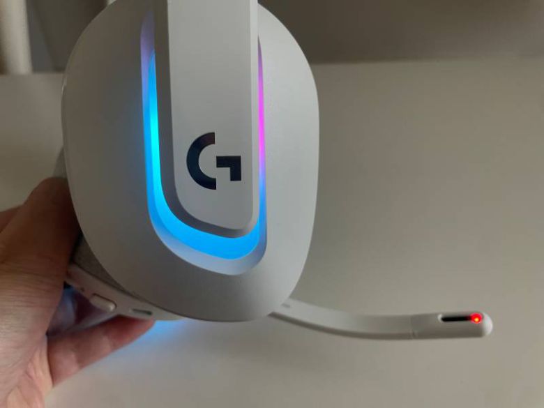 마음대로 바꿀 수 있는 LIGHTSYNC RGB 조명. 마이크도 음소거를 누르면 빨간 LED가 켜져서 바로 알 수 있다