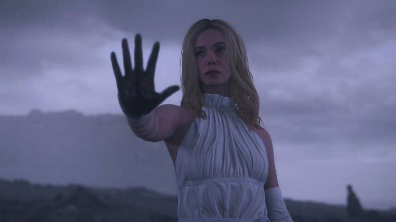 엘 패닝이 맡은 투모로우