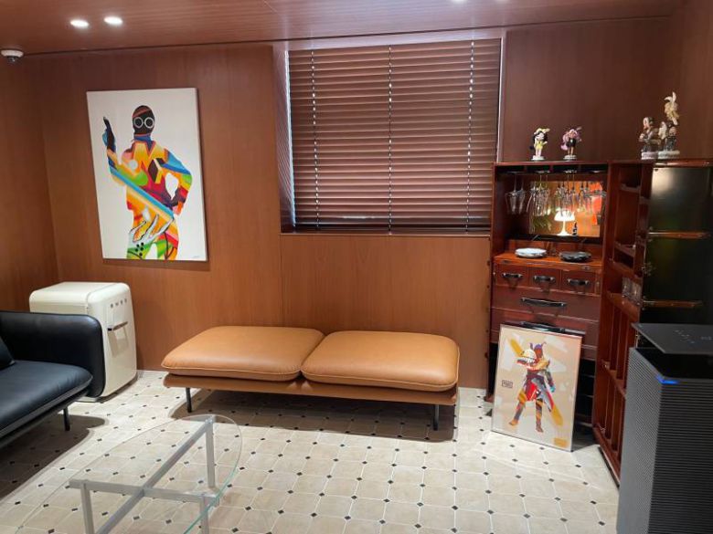 여러 작품들을 감상할 수 있는 카페 공간