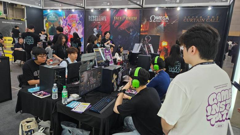 늘 관람객으로 가득 찬 부스의 모습