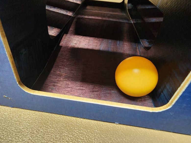 내부 경사를 따라 자연스럽게 입구로 내려온다