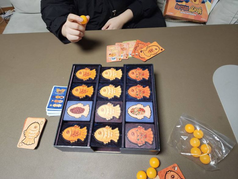 공을 튕겨 판을 뒤집어야 한다