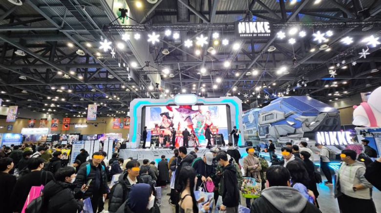 엄청난 인파를 몰고 온 '승리의 여신: 니케' 부스