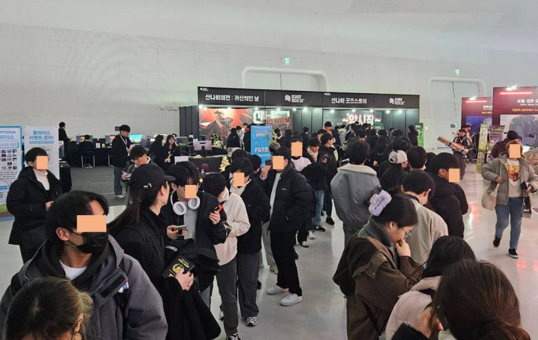 산나비 귀신 씌인날 굿즈를 구입하기 위한 대기줄