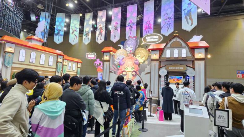 게임 시연을 위한 긴 줄이 이어졌다