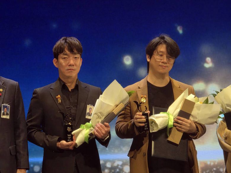 대한민국 콘텐츠대상 대통령상을 수상한 박정무 넥슨 부사장(좌측), 깅형태 시프트업 대표(우측)