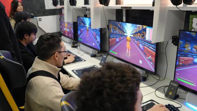 수강생이 제작한 섬을 체험하는 GGX 방문객들