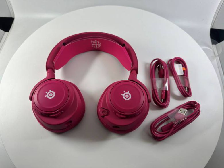 강렬한 색상이 시선을 끈다