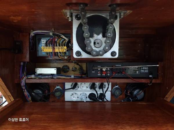 브라운관을 회전시킬 수 있는 기믹과 음향 장치, 파워 등이 내장되어 있는 모습이다