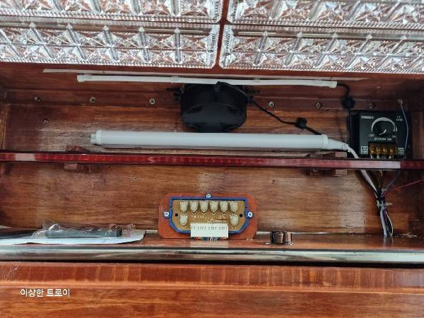 윗 부분을 보면 모니터를 조정할 수 있는 조정기와 등이 배치되어 있다