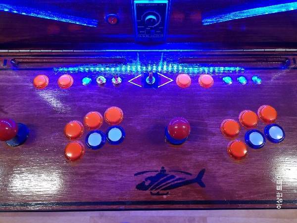 스틱에 불이 들어오는 구성이다