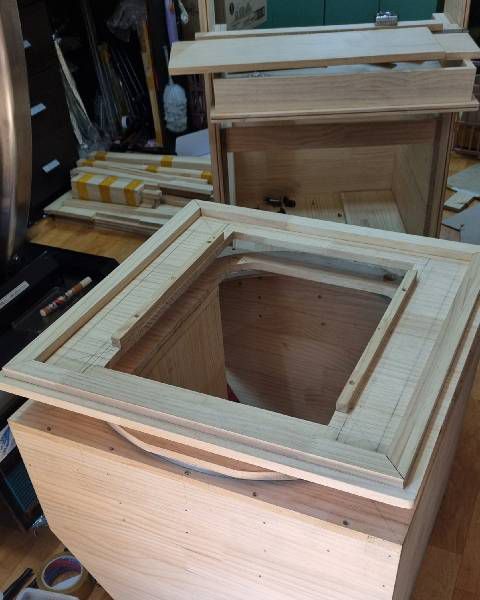 14인치 CRT 브라운관이 들어갈 틀을 만들었다