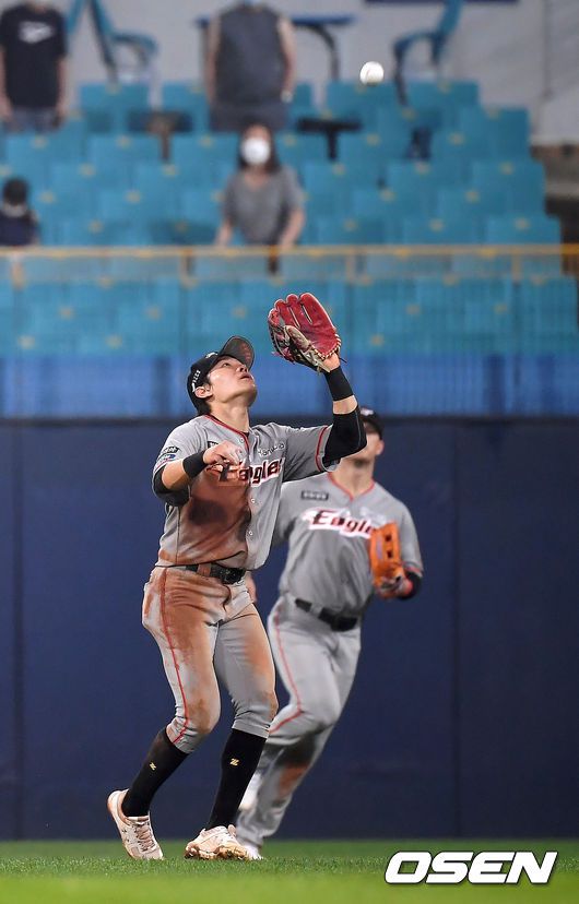 [OSEN=대구, 곽영래 기자] 29일 오후 대구 삼성라이온즈파크에서 '2020 신한은행 SOL KBO리그' 삼성 라이온즈와 한화 이글스의 경기가 열렸다.6회말 2사 1,2루 한화 강경학이 삼성 이원석의 타구를 잡아내고 있다. /youngrae@osen.co.kr