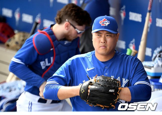 [OSEN=최규한 기자]3회초 토론토 선발 류현진이 마운드로 향하고 있다. / dreamer@osen.co.kr