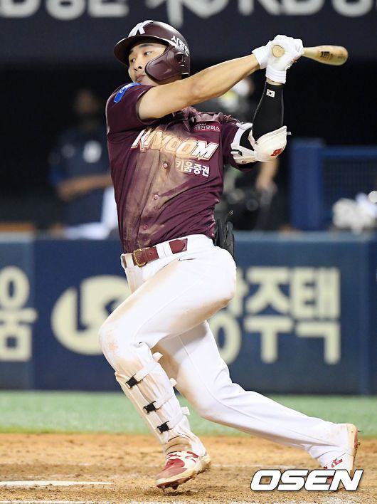 [OSEN=잠실, 민경훈 기자]9회초 1사 주자 2루 키움 김하성이 좌익수 앞 1타점 적시타를 날리고 있다./ rumi@osen.co.kr