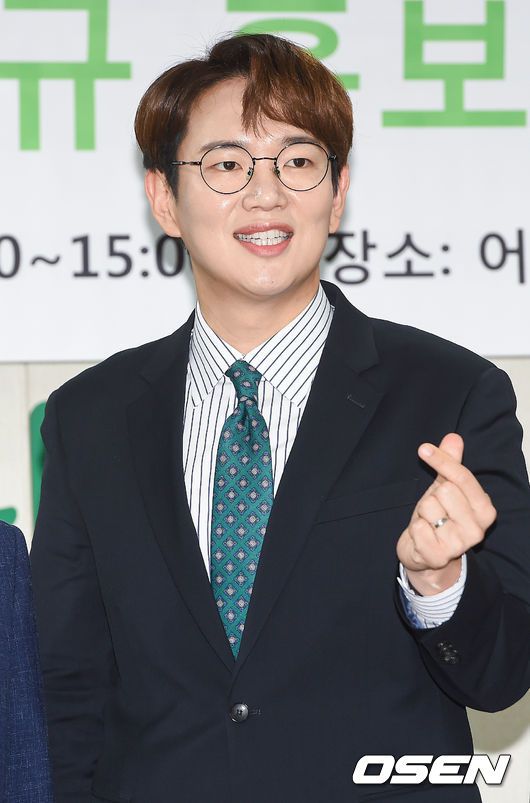 [OSEN=박준형 기자] 8일 오후 서울 초록우산어린이재단 본부 대회의실에서 방송인 장성규 홍보대사 위촉식이 진행됐다.대한민국 아동, 청소년의 인성 함양을 위해 올해 5회째 개최해오고 있는 '전국감사편지쓰기 공모전' 홍보대사에 방송인 장성규가 위촉됐다. 장성규는 둘째 득남과 어린이날을 맞이해 후원금 6000만원을 재단에 기부했으며 이는 어린이 인권보호를 위해 사용될 예정이다.장성규가 이제훈 어린이 회장과 포즈를 취하고 있다./    soul1014@osen.co.kr