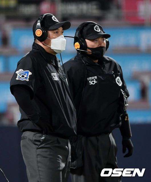 [OSEN=조은정 기자]심판들이 비디오 판독을 하고 있다. 판독 결과 원심대로 세이프. /cej@osen.co.kr