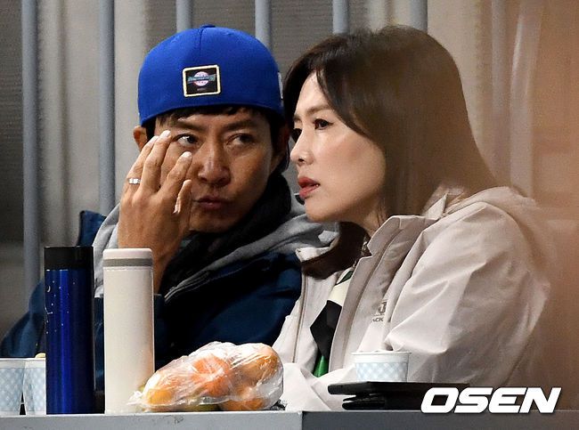 [OSEN=고척, 최규한 기자]최수종-하희라 부부가 경기장을 찾아 함께 선수들의 플레이를 지켜보고 있다. /dreamer@osen.co.kr